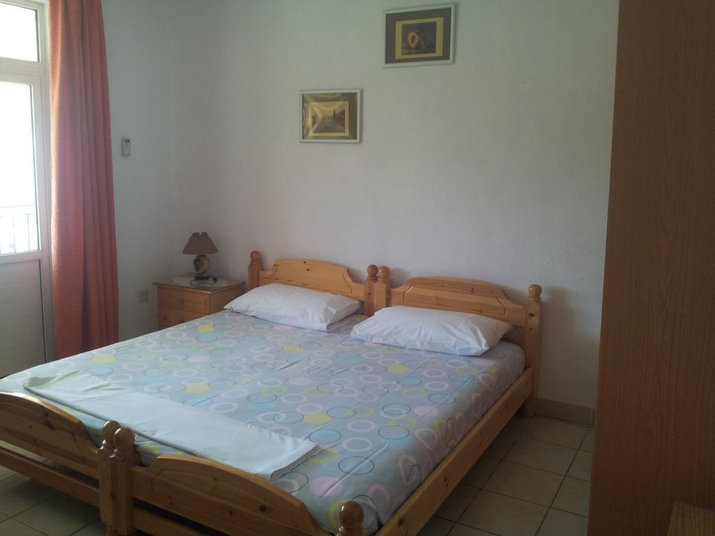 Guest House And Tavern Leo Sarande Ngoại thất bức ảnh