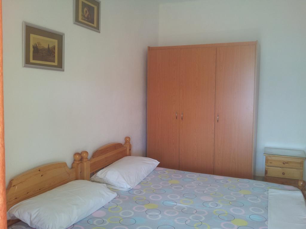 Guest House And Tavern Leo Sarande Ngoại thất bức ảnh