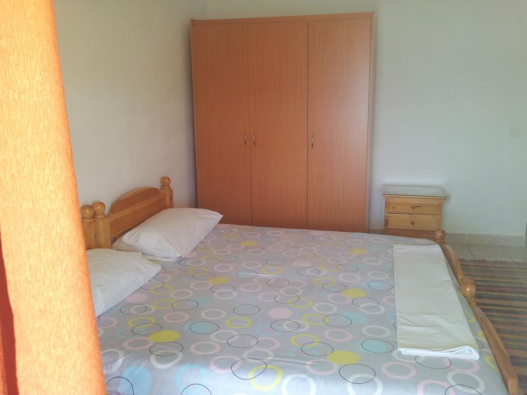 Guest House And Tavern Leo Sarande Ngoại thất bức ảnh
