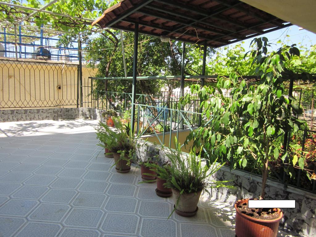 Guest House And Tavern Leo Sarande Ngoại thất bức ảnh