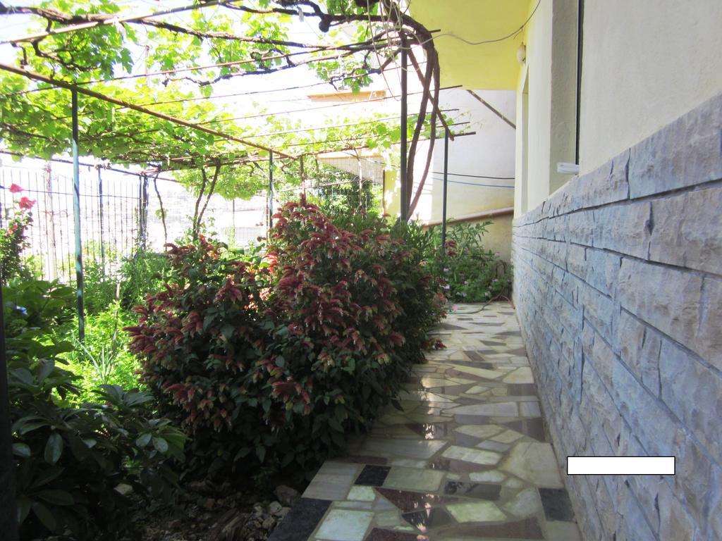Guest House And Tavern Leo Sarande Ngoại thất bức ảnh