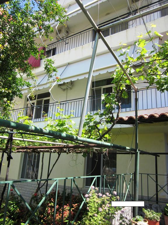 Guest House And Tavern Leo Sarande Ngoại thất bức ảnh