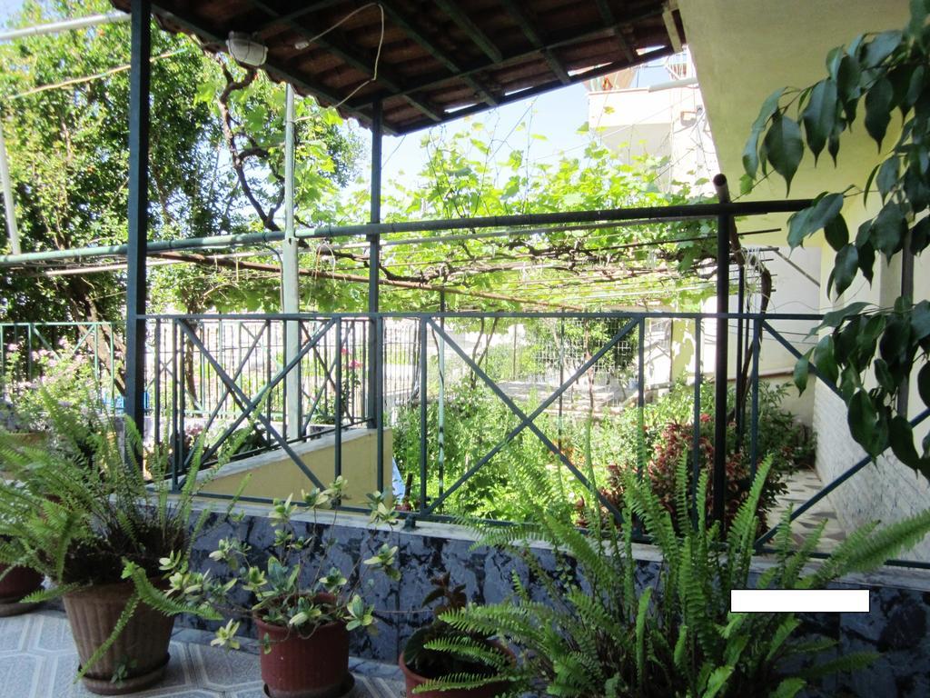 Guest House And Tavern Leo Sarande Ngoại thất bức ảnh