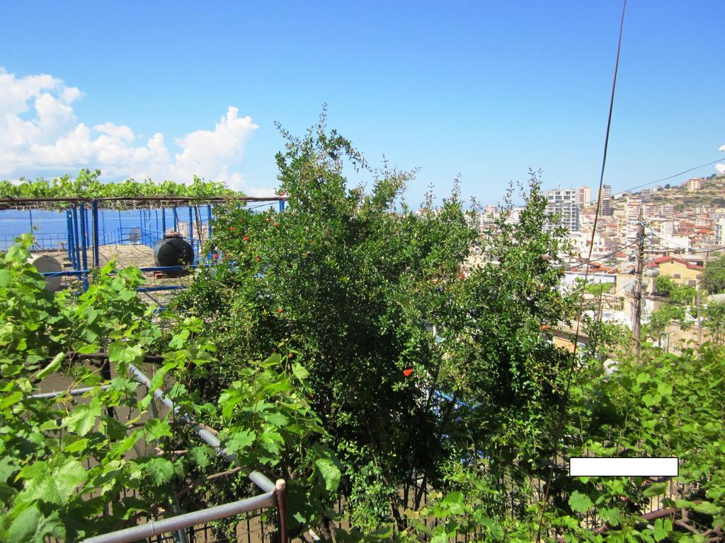 Guest House And Tavern Leo Sarande Ngoại thất bức ảnh