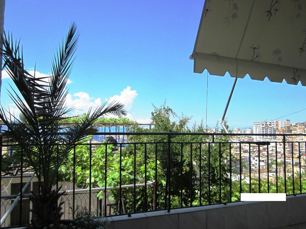 Guest House And Tavern Leo Sarande Ngoại thất bức ảnh