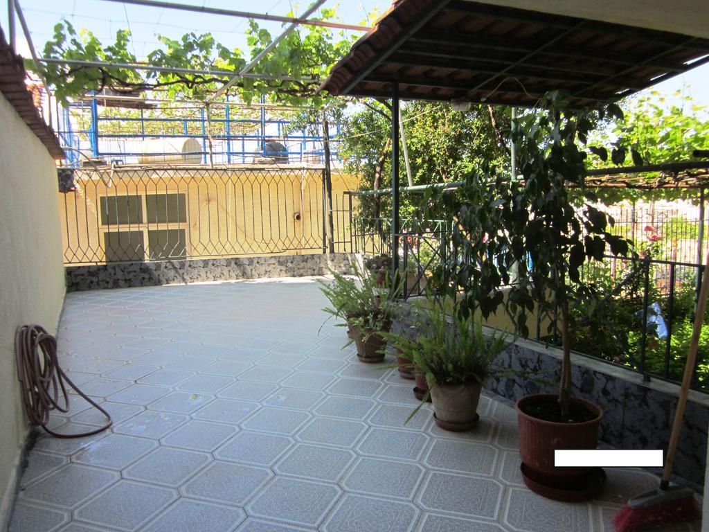 Guest House And Tavern Leo Sarande Ngoại thất bức ảnh