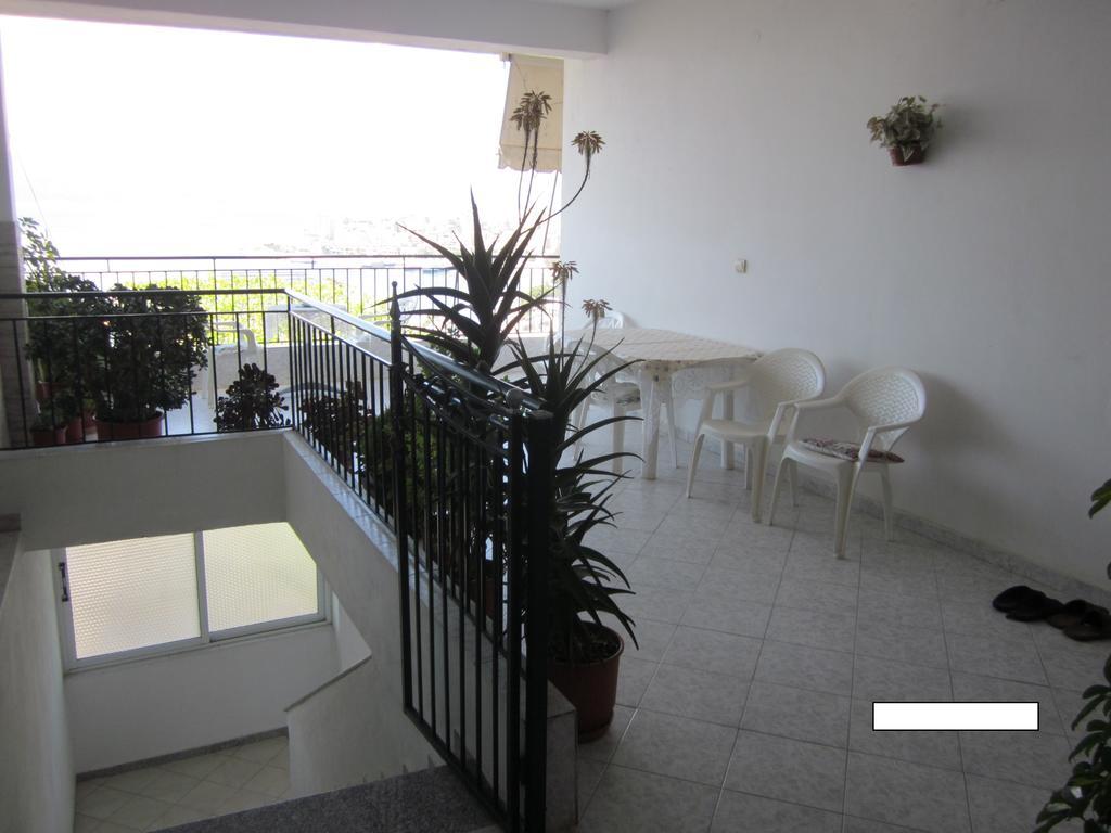 Guest House And Tavern Leo Sarande Ngoại thất bức ảnh