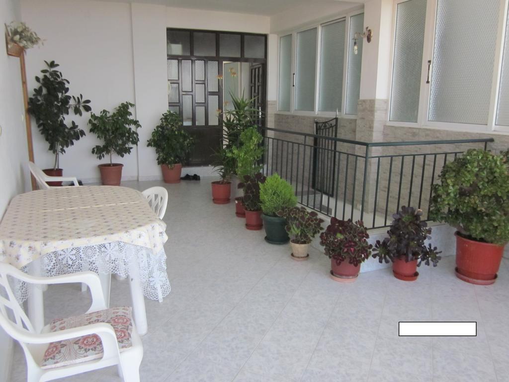 Guest House And Tavern Leo Sarande Ngoại thất bức ảnh