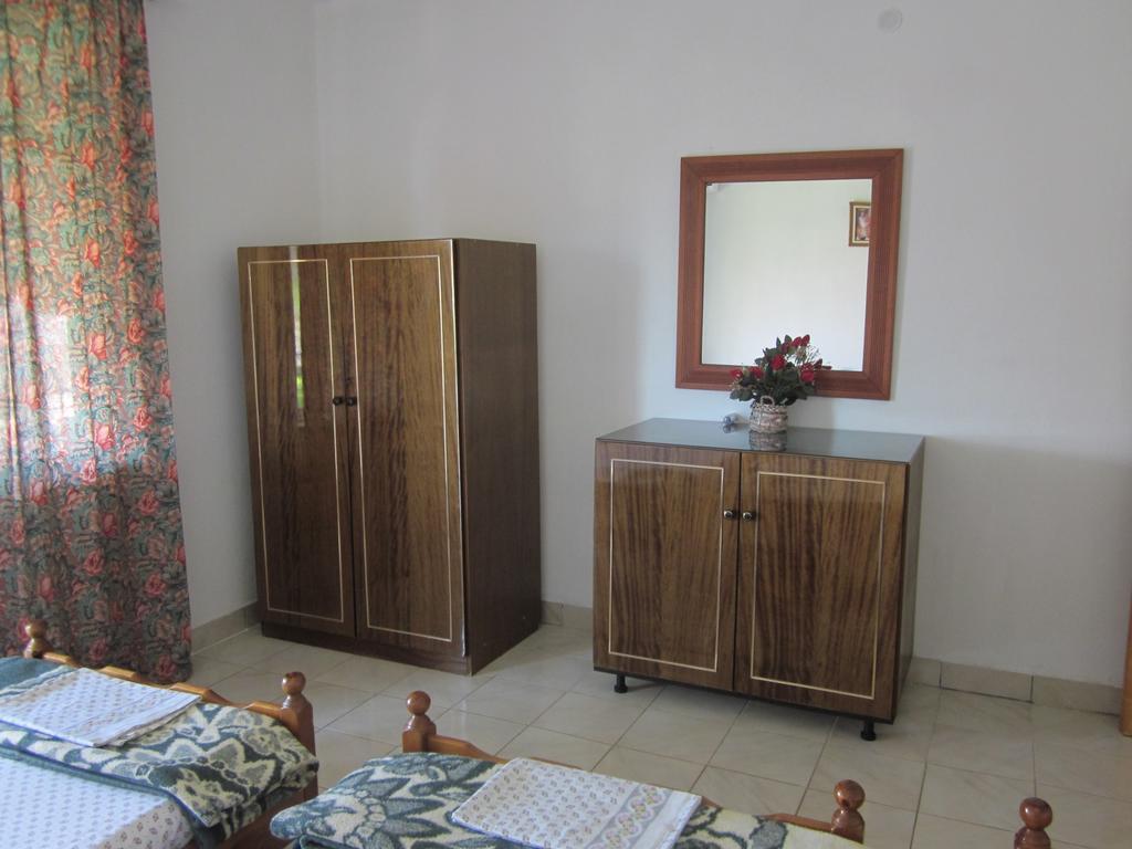 Guest House And Tavern Leo Sarande Ngoại thất bức ảnh