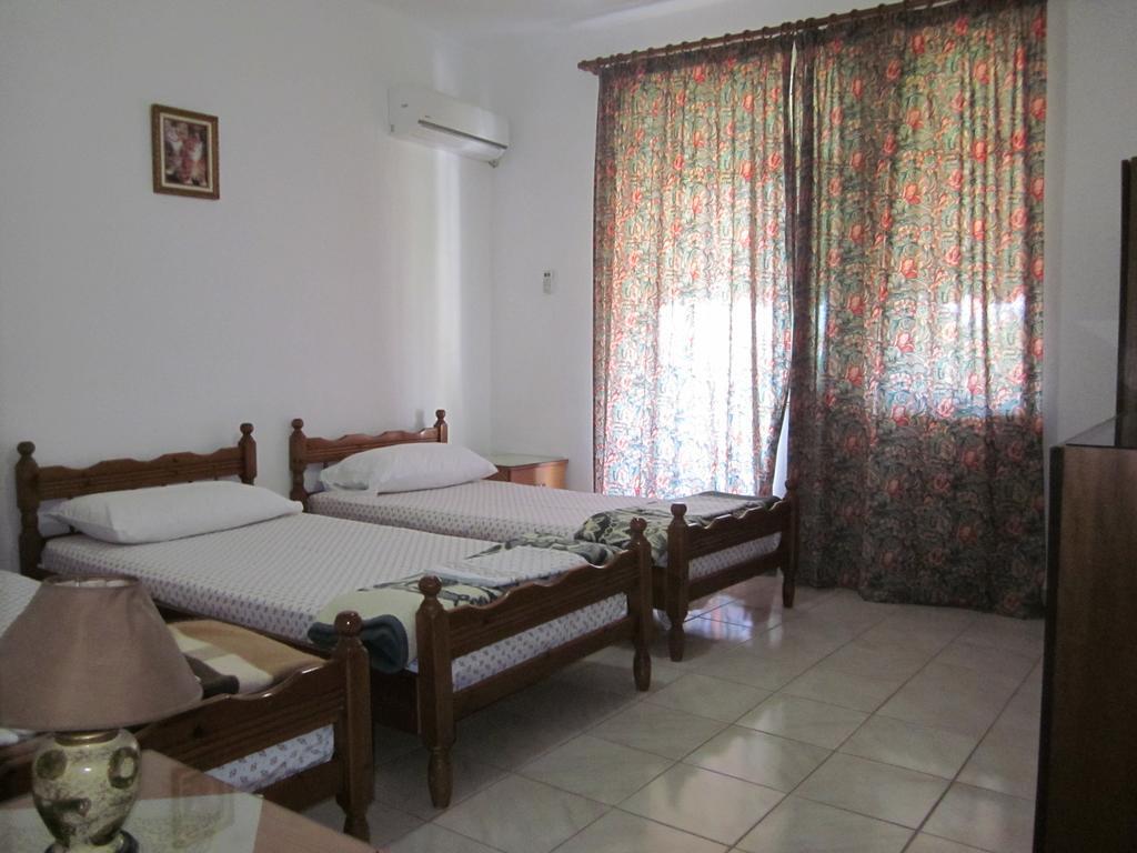 Guest House And Tavern Leo Sarande Ngoại thất bức ảnh