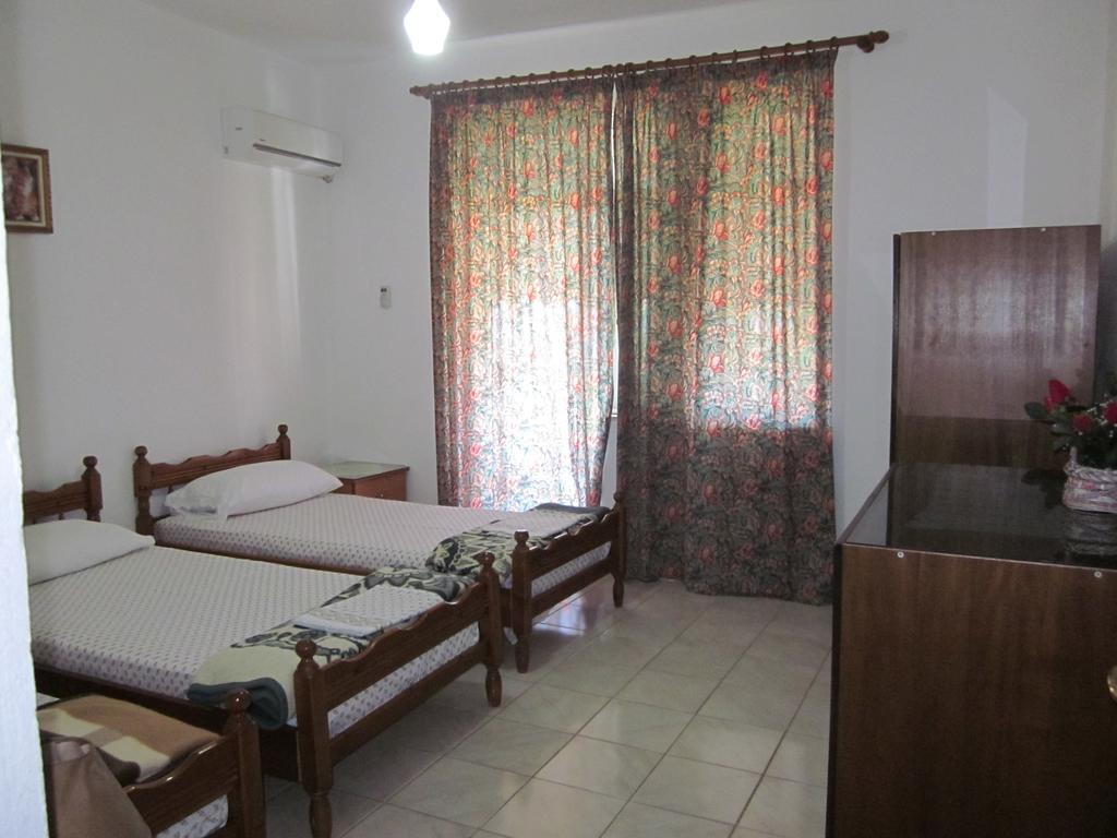 Guest House And Tavern Leo Sarande Ngoại thất bức ảnh