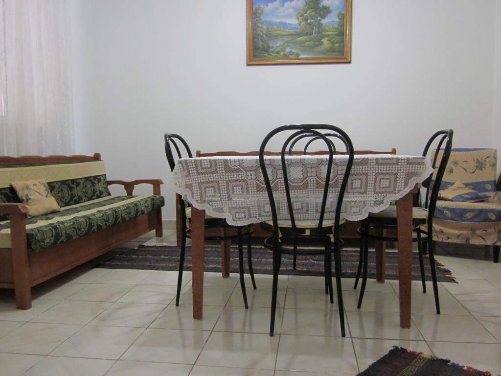 Guest House And Tavern Leo Sarande Ngoại thất bức ảnh