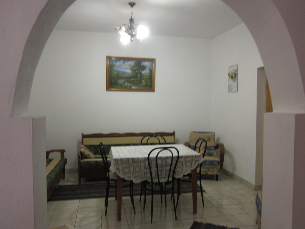 Guest House And Tavern Leo Sarande Ngoại thất bức ảnh