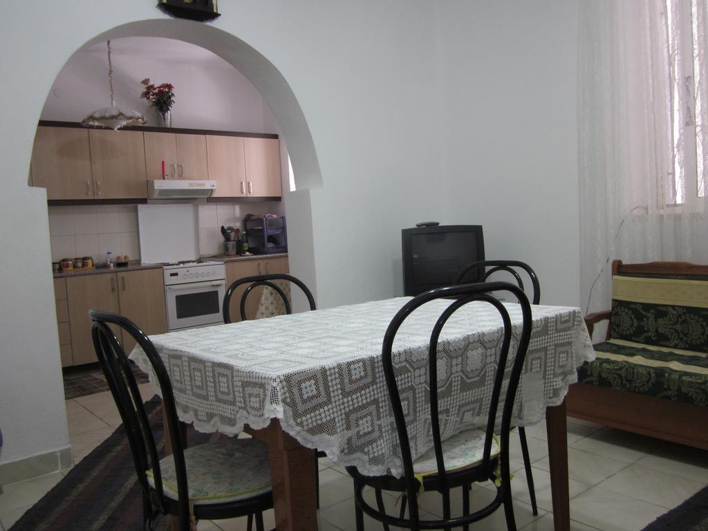 Guest House And Tavern Leo Sarande Ngoại thất bức ảnh