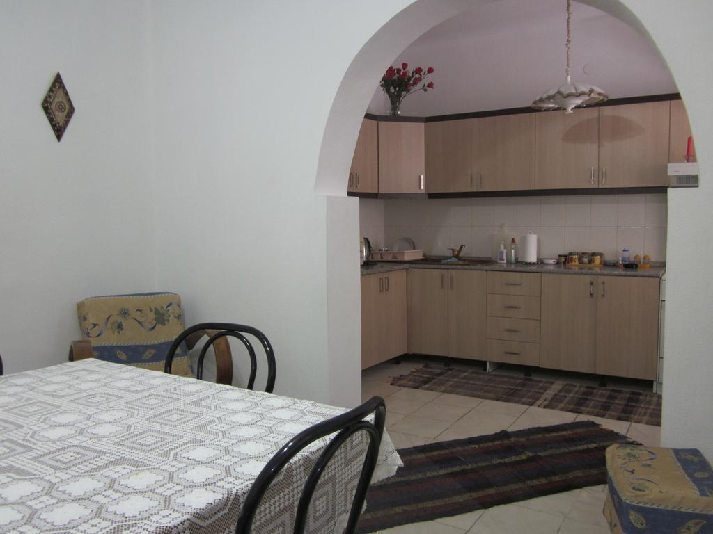 Guest House And Tavern Leo Sarande Ngoại thất bức ảnh