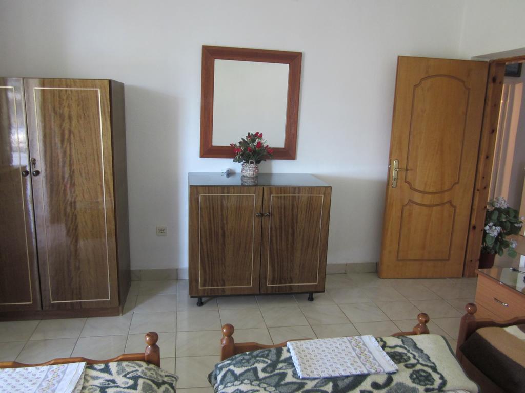 Guest House And Tavern Leo Sarande Ngoại thất bức ảnh