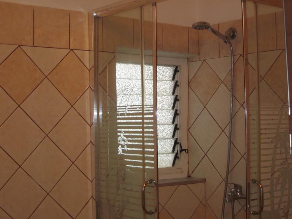 Guest House And Tavern Leo Sarande Ngoại thất bức ảnh