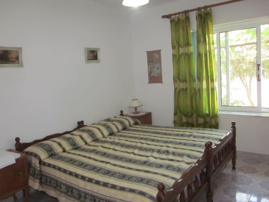 Guest House And Tavern Leo Sarande Ngoại thất bức ảnh