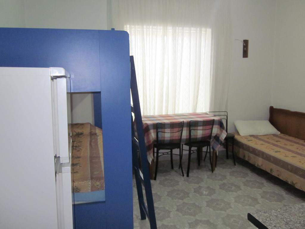 Guest House And Tavern Leo Sarande Ngoại thất bức ảnh