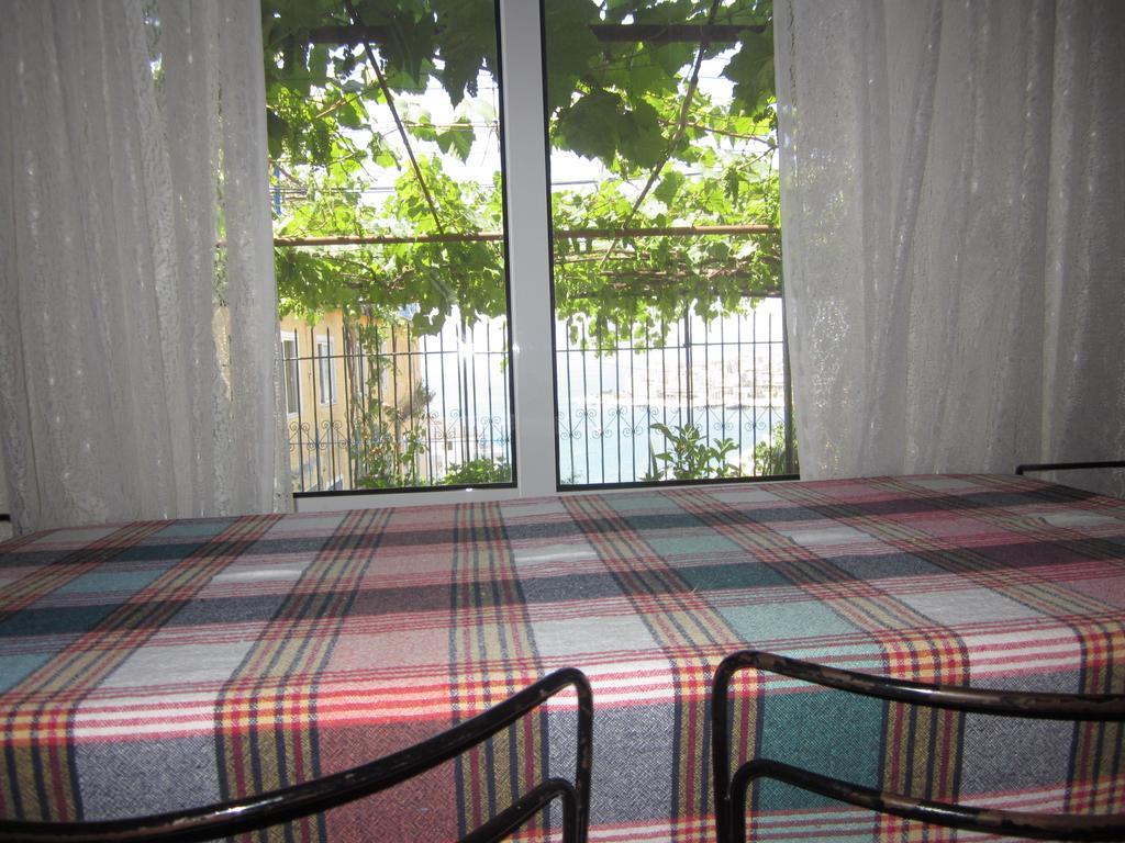 Guest House And Tavern Leo Sarande Ngoại thất bức ảnh