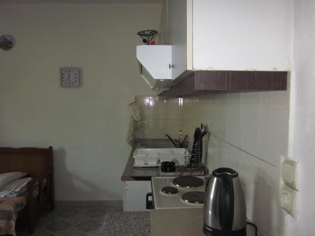 Guest House And Tavern Leo Sarande Ngoại thất bức ảnh