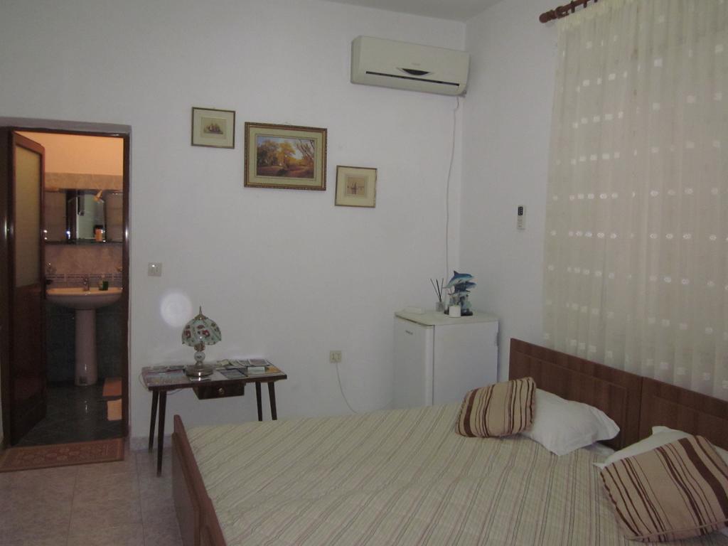 Guest House And Tavern Leo Sarande Ngoại thất bức ảnh