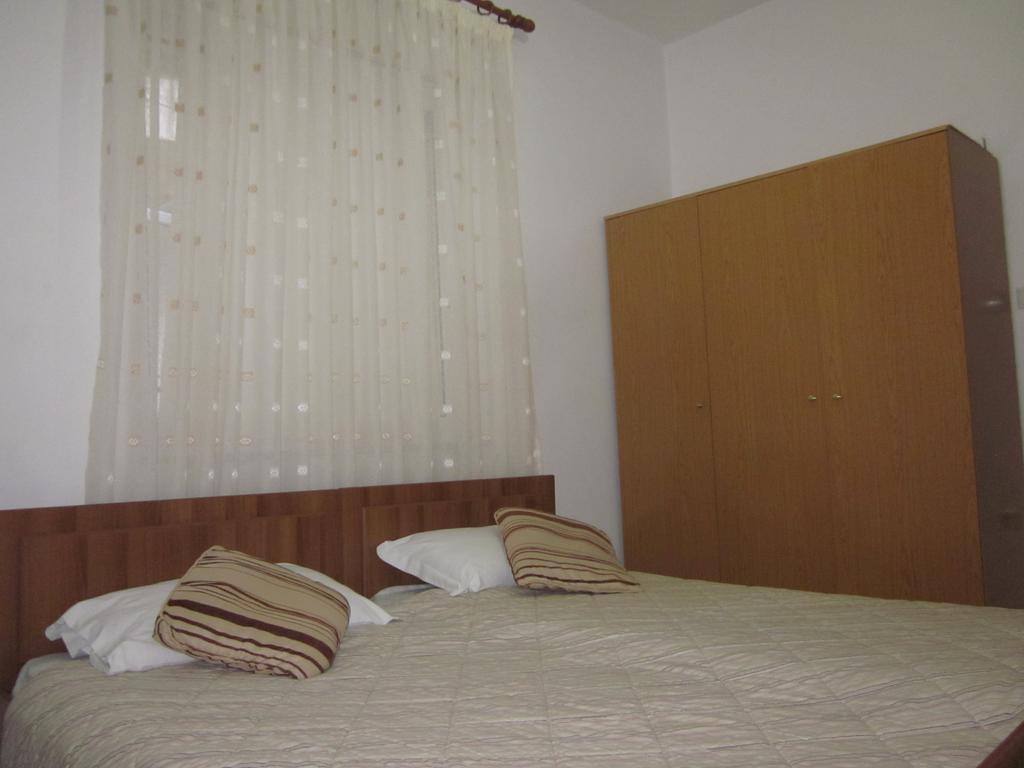 Guest House And Tavern Leo Sarande Ngoại thất bức ảnh